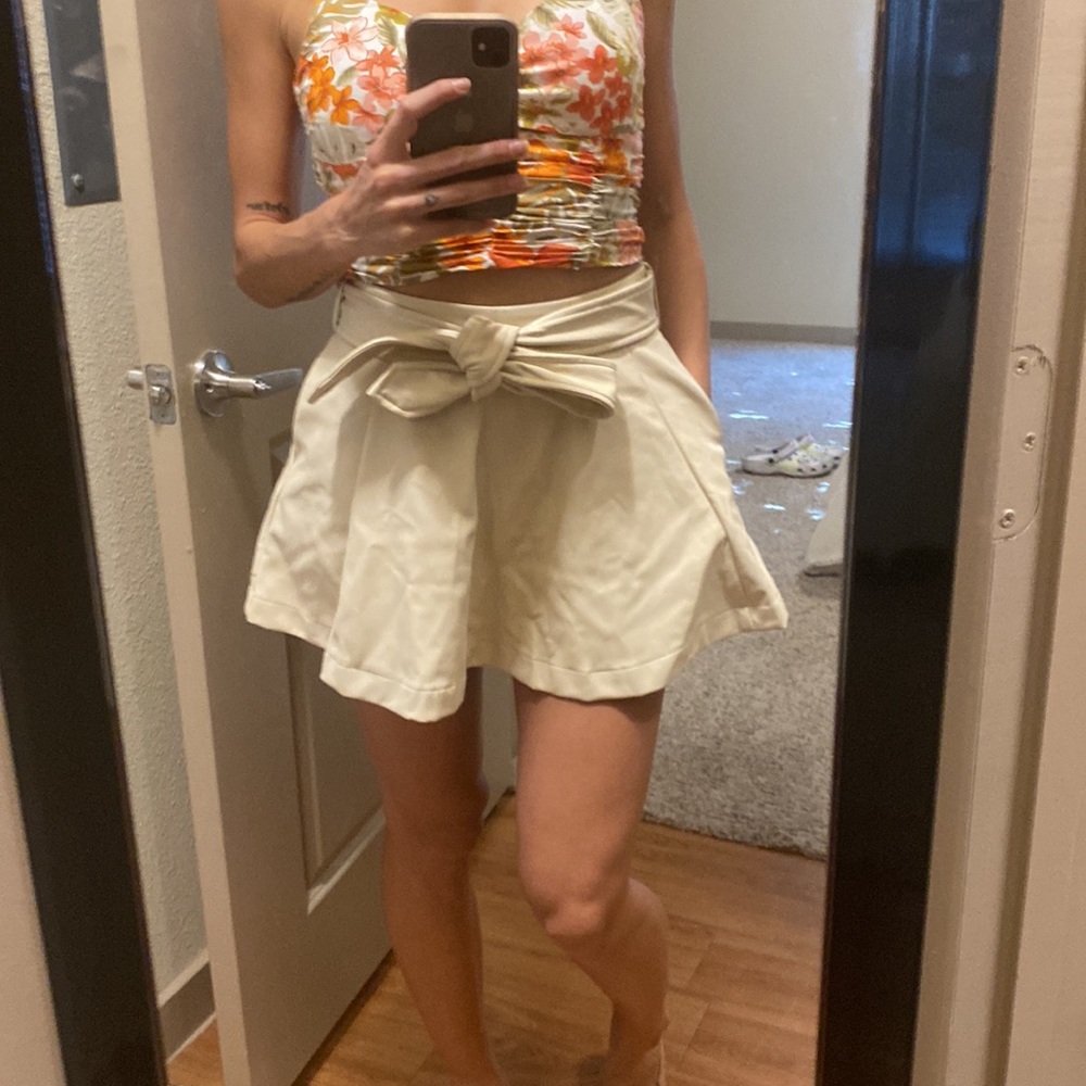 Mini skirt. Size XS. Forever 21. Raw color like cream.